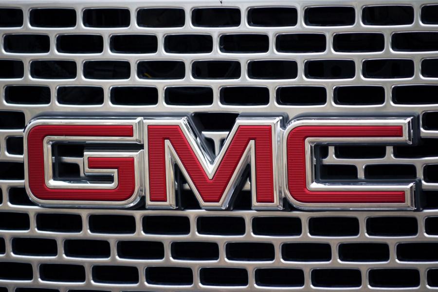  GMC Yukon Denali 2015 года  (фото 38 из 52)